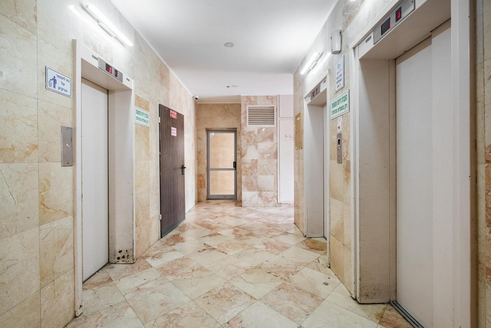 Apartment Spaciousapt-topview-freeparking-perfectforfamilies *